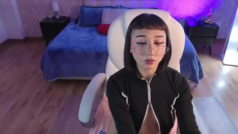 mia online show from June 5, 2026, 5:03 am