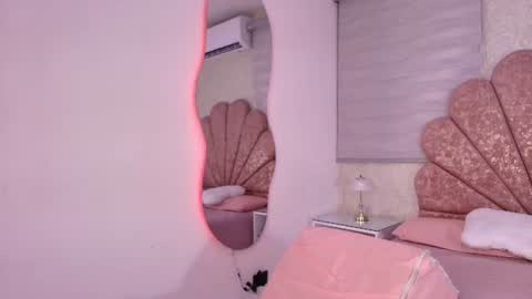 Mia  online show from June 24, 2026, 3:05 am