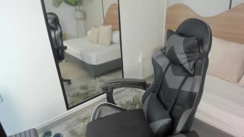 Snapshot of mia_collins96 chatting on November 26, 2025, 2:45 am M I A online show from November 26, 2025, 2:45 am