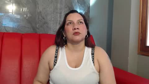 Mia online show from March 25, 2026, 9:43 pm