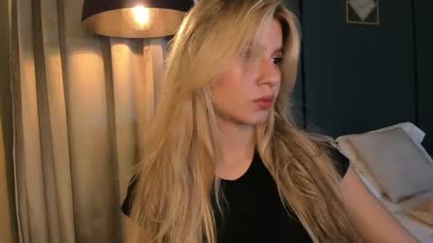 Snapshot of mia_curry chatting on June 17, 2026, 7:04 pm M I A online show from June 17, 2026, 7:04 pm