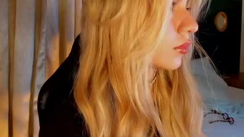 Snapshot of mia_curry chatting on June 24, 2026, 7:13 pm M I A online show from June 24, 2026, 7:13 pm