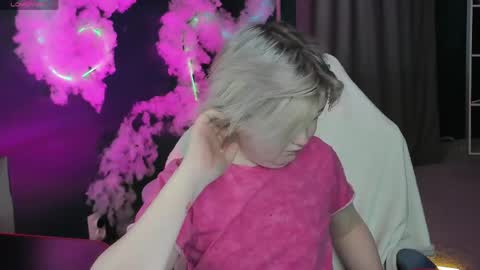 Mia online show from May 3, 2026, 3:01 am