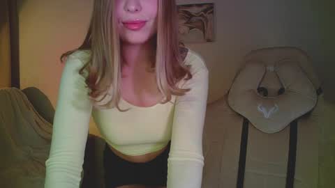 Snapshot of mia_fleur_ chatting on April 2, 2026, 10:18 pm Mia online show from April 2, 2026, 10:18 pm