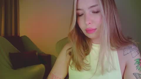 Snapshot of mia_fleur_ chatting on May 19, 2026, 10:16 pm Mia online show from May 19, 2026, 10:16 pm