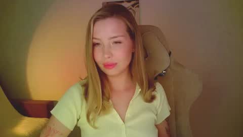 Snapshot of mia_fleur_ chatting on June 14, 2026, 8:44 pm Mia online show from June 14, 2026, 8:44 pm