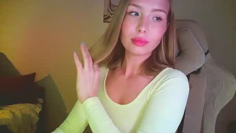 Snapshot of mia_fleur_ chatting on June 17, 2026, 9:16 pm Mia online show from June 17, 2026, 9:16 pm