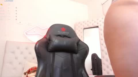 Snapshot of mia_jonnees chatting on January 9, 2025, 3:12 pm online show from January 9, 2025, 3:12 pm