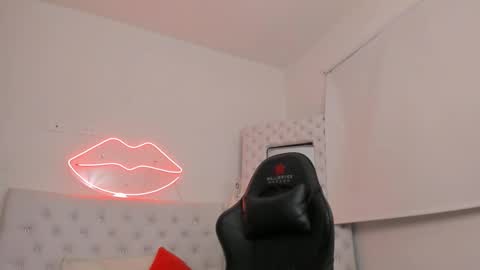 Snapshot of mia_jonnees chatting on January 17, 2025, 3:32 pm online show from January 17, 2025, 3:32 pm