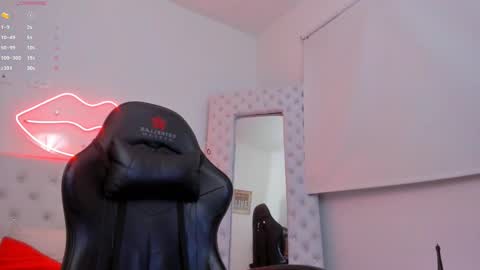 Snapshot of mia_jonnees chatting on January 28, 2025, 12:11 pm online show from January 28, 2025, 12:11 pm