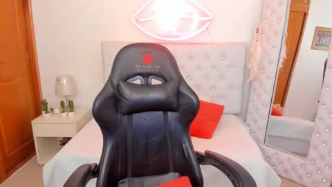 Snapshot of mia_jonnees chatting on January 29, 2025, 12:56 pm online show from January 29, 2025, 12:56 pm