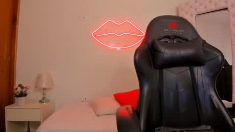 Snapshot of mia_jonnees chatting on March 4, 2025, 1:38 pm online show from March 4, 2025, 1:38 pm