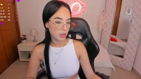 Snapshot of mia_jonnees chatting on March 5, 2025, 12:33 pm online show from March 5, 2025, 12:33 pm