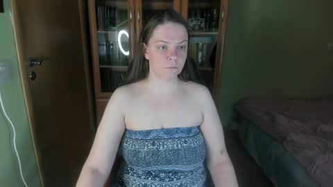 mia_lores online show from April 30, 2026, 9:26 am
