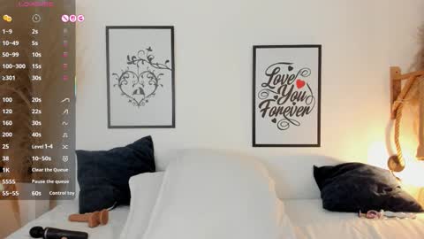 Mia online show from October 22, 2025, 1:22 pm