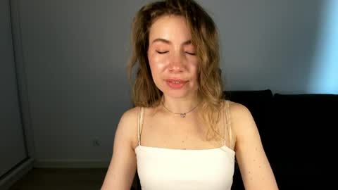 Mia online show from April 22, 2026, 6:27 am