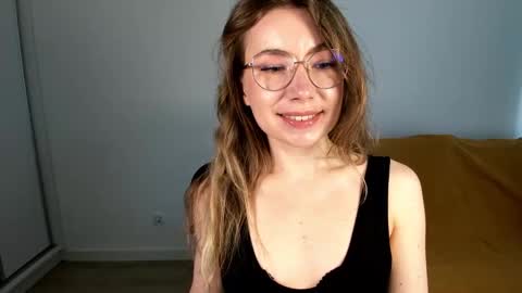 Mia online show from May 3, 2026, 1:39 pm