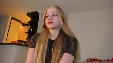 Snapshot of mia_meows chatting on September 23, 2025, 10:40 am Mia here Appreciate your support online show from September 23, 2025, 10:40 am