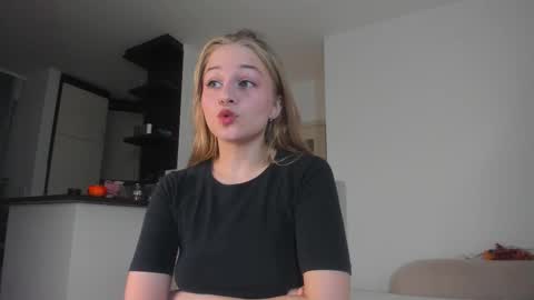 Snapshot of mia_meows chatting on October 26, 2025, 1:28 pm Mia here Appreciate your support online show from October 26, 2025, 1:28 pm