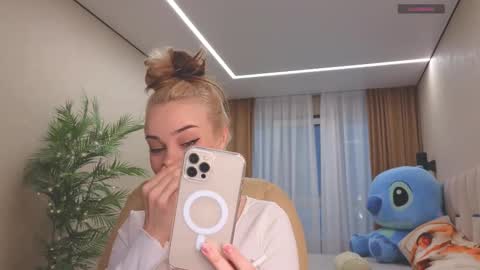 mia_milagros online show from February 14, 2025, 4:15 am