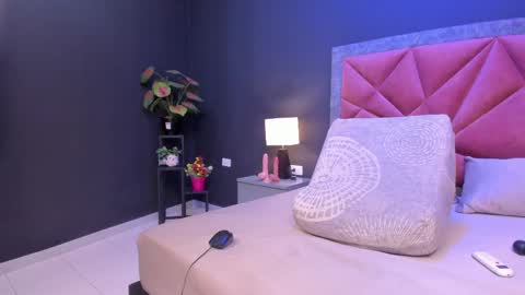 Snapshot of mia_milff chatting on June 7, 2026, 6:22 pm MIA online show from June 7, 2026, 6:22 pm
