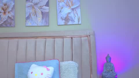 Snapshot of mia_naive chatting on June 5, 2026, 12:11 pm Mia online show from June 5, 2026, 12:11 pm
