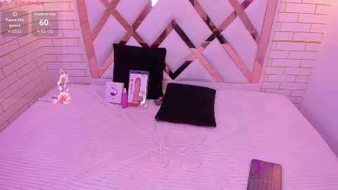 Snapshot of mia_petite18 chatting on July 7, 2026, 5:32 am mia_petite18 online show from July 7, 2026, 5:32 am