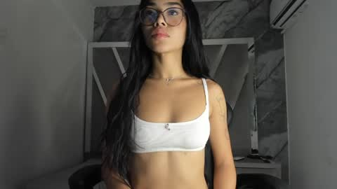 mia_petiteht online show from April 28, 2026, 8:47 pm