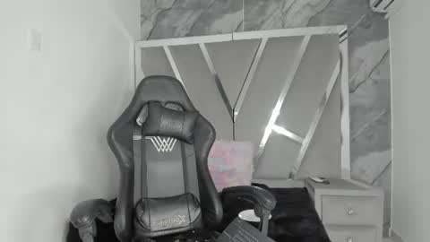 mia_petiteht online show from June 14, 2026, 2:24 am