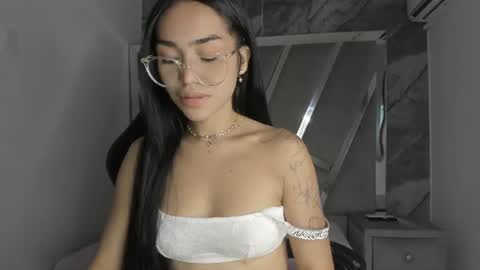 mia_petiteht online show from June 14, 2026, 8:33 pm