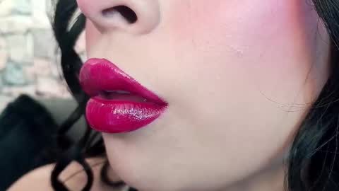 Mia online show from November 21, 2025, 7:01 pm