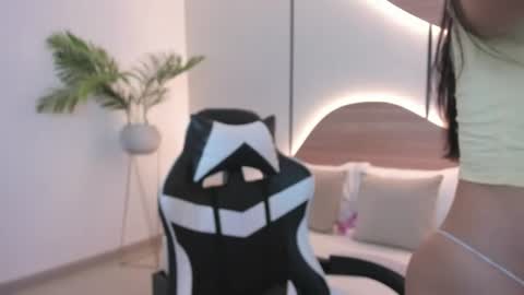 M I A online show from June 25, 2026, 2:11 am