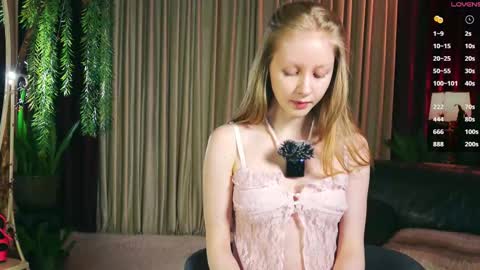 Mia online show from November 19, 2025, 2:50 pm