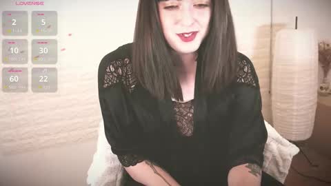 mia_wallase online show from November 4, 2025, 9:52 am