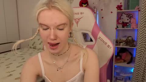 Mia online show from February 25, 2026, 3:16 am