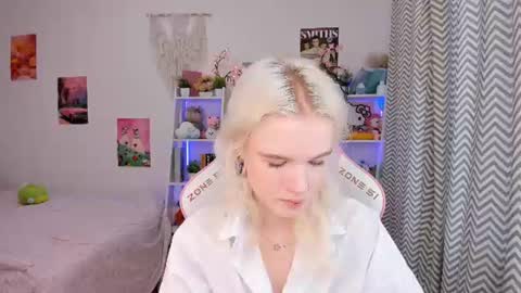 Snapshot of mia_waterlily chatting on July 14, 2026, 3:11 am Mia online show from July 14, 2026, 3:11 am