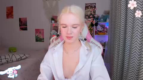 Snapshot of mia_waterlily chatting on July 21, 2026, 3:31 am Mia online show from July 21, 2026, 3:31 am