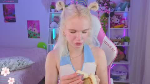 Snapshot of mia_waterlily chatting on July 28, 2026, 3:24 am Mia online show from July 28, 2026, 3:24 am