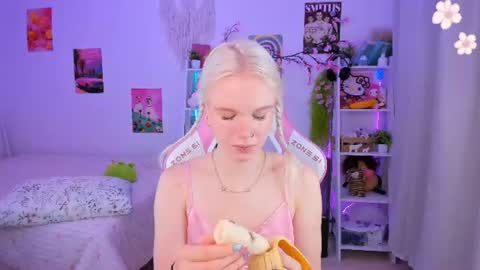 Snapshot of mia_waterlily chatting on July 29, 2026, 3:26 am Mia online show from July 29, 2026, 3:26 am