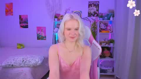 Snapshot of mia_waterlily chatting on August 4, 2026, 3:21 am Mia online show from August 4, 2026, 3:21 am