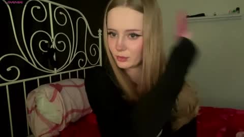 mia_wellis online show from April 26, 2026, 7:44 pm