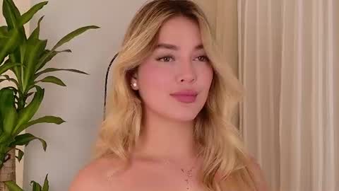 Snapshot of mia_white11 chatting on July 9, 2026, 3:38 pm Mia White online show from July 9, 2026, 3:38 pm