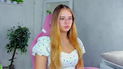 Snapshot of miaa_hill chatting on July 25, 2026, 9:18 am Mia online show from July 25, 2026, 9:18 am
