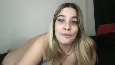 Mia Moji online show from November 16, 2025, 2:11 pm