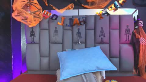 Mia online show from October 24, 2025, 12:01 pm