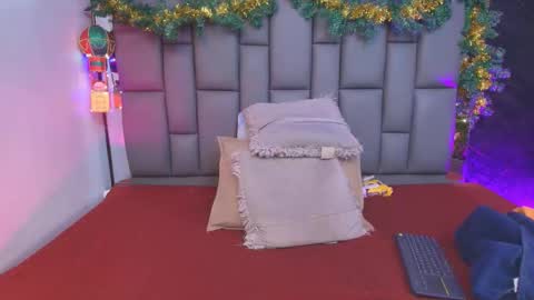 Mia online show from November 29, 2025, 12:08 pm