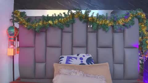 Mia online show from December 5, 2025, 12:03 pm