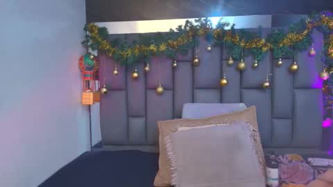 Mia online show from December 18, 2025, 12:00 pm