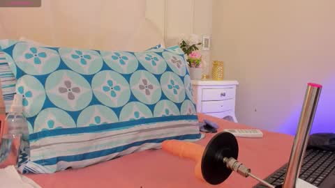 miaaffox online show from February 20, 2026, 7:58 pm