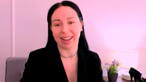 Mia online show from April 24, 2026, 3:25 pm